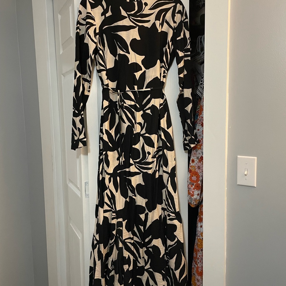 Elegant Black and Cream Floral Maxi Dress - Picture 2 of 2